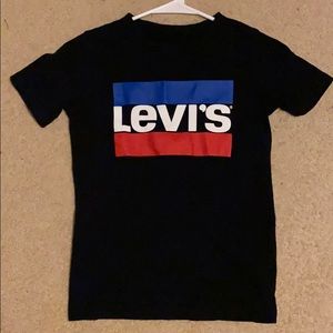 black levi’s t shirt